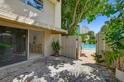 5555 N Ocean Boulevard 17, Lauderdale-By-The-Sea – Condominium for sale