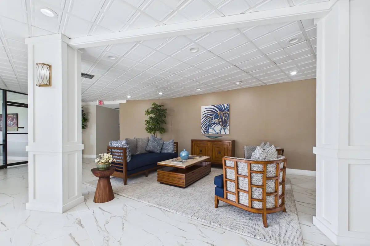 Lobby Seating at 336 GOLFVIEW Road 1017, North Palm Beach