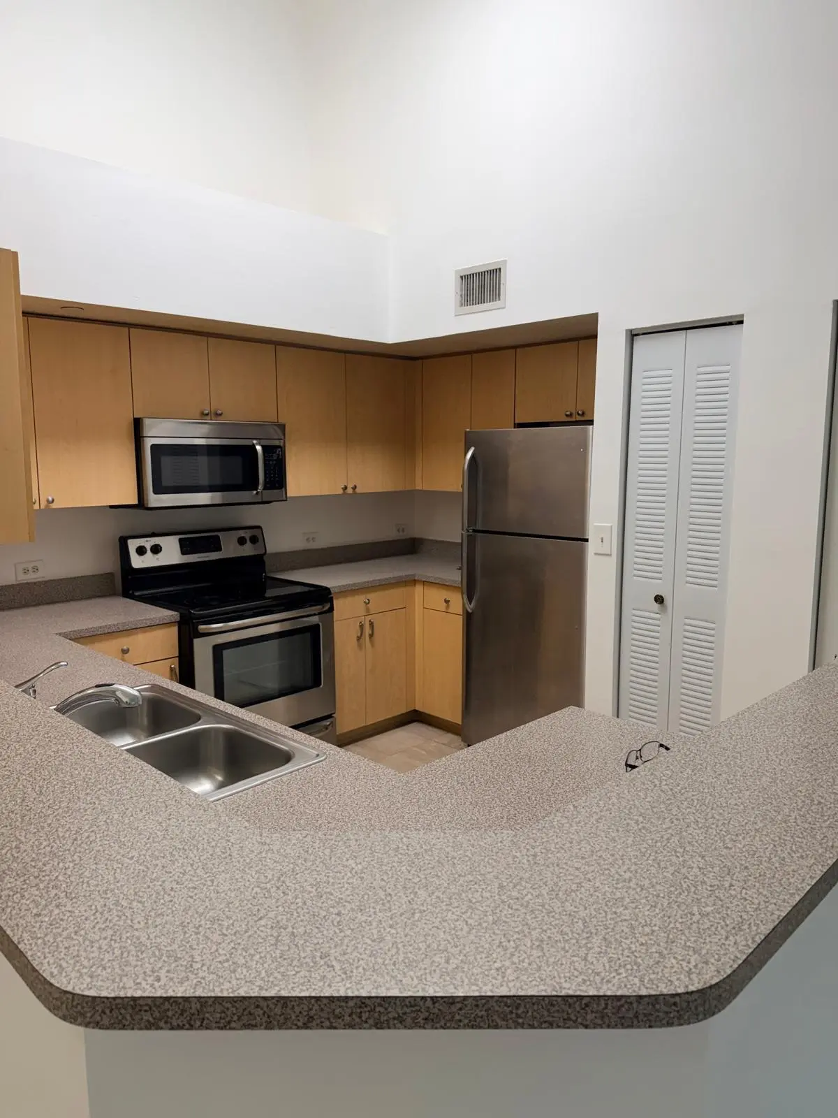 819 - Kitchen w Stainless Steel Applianc at 819 VILLA Circle, Boynton Beach