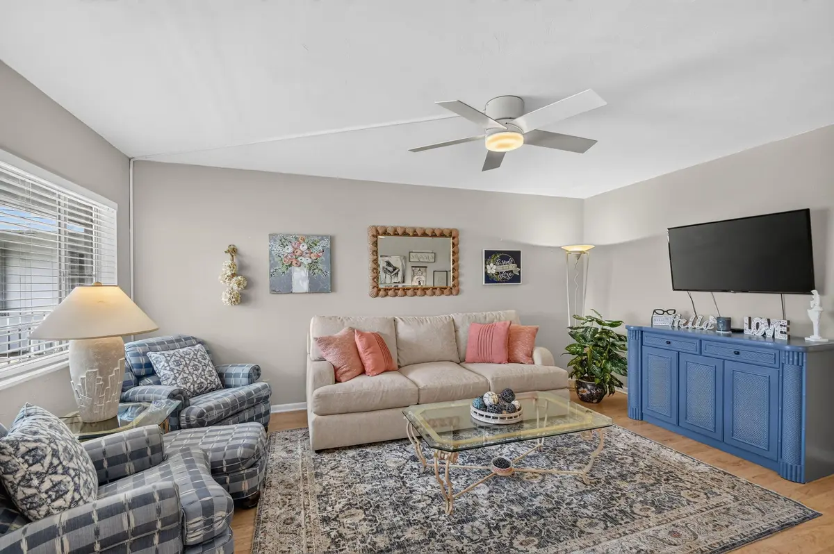 14-203 LR 2 at 2880 LAKE OSBORNE Drive 203, Lake Worth Beach