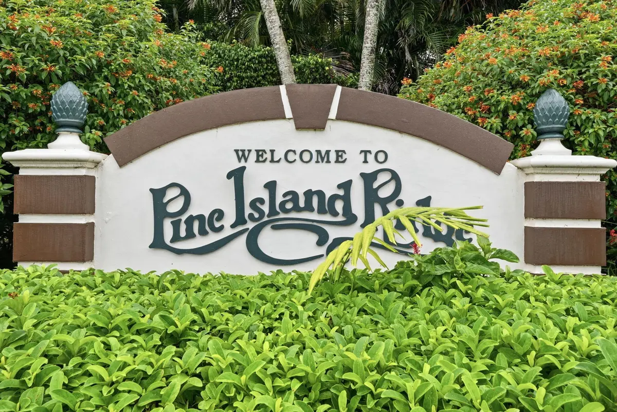 Front at 9325 LAGOON Place 405, Davie
