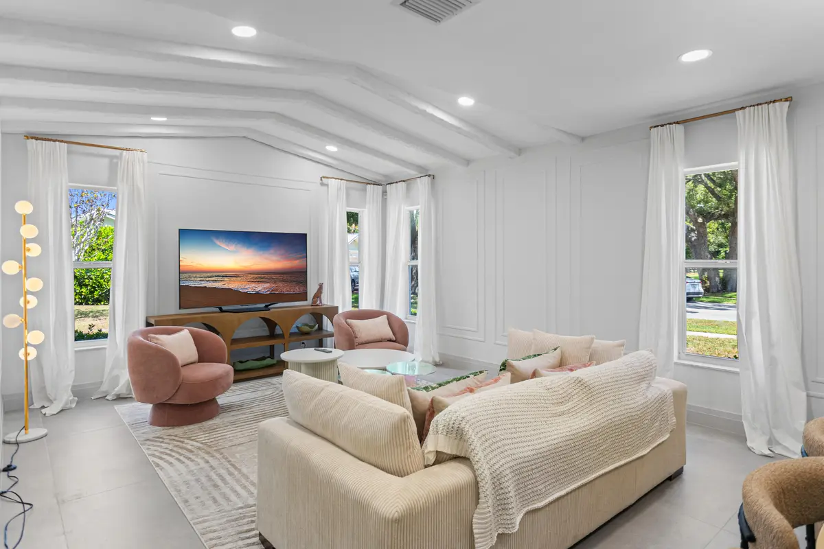 585A9515 (2) at 1050 SW 1ST Street, Boca Raton