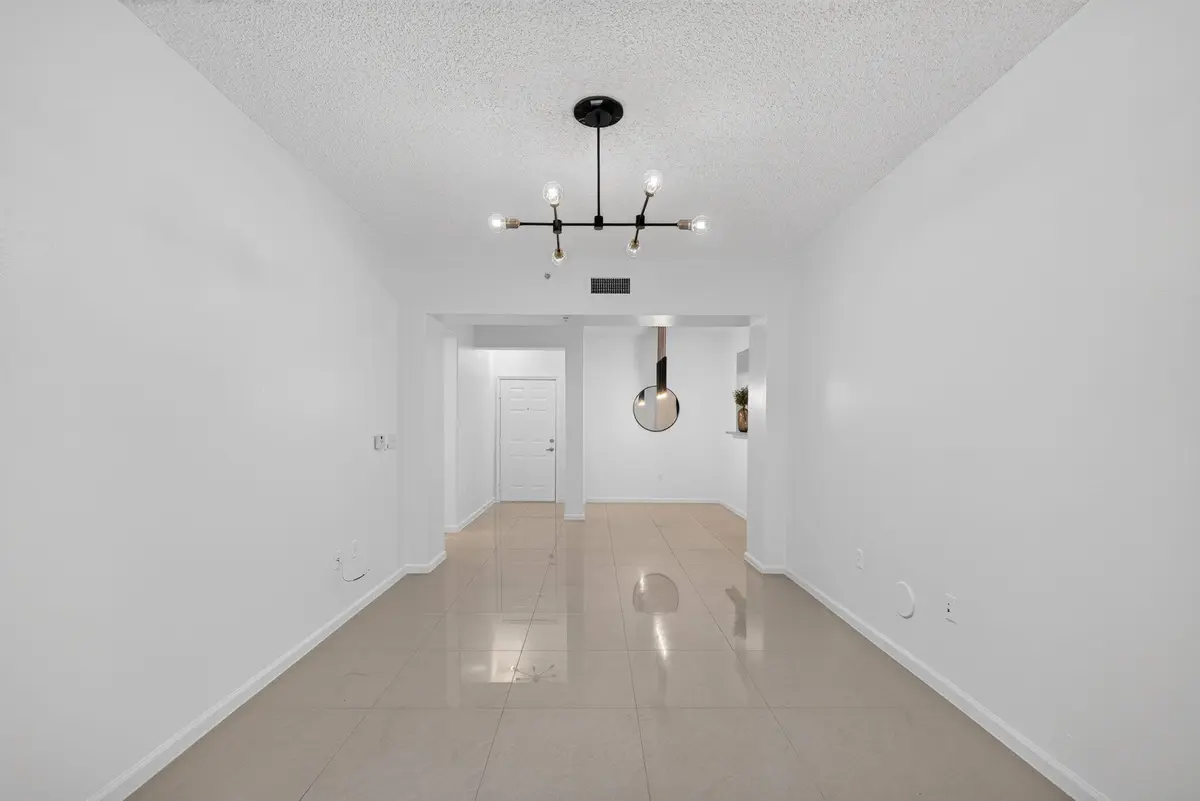 Living & dining at 533 NE 3rd Avenue 125, Fort Lauderdale