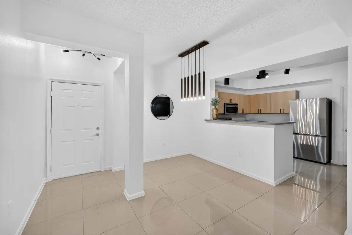 Dining & Kitchen at 533 NE 3rd Avenue 125, Fort Lauderdale