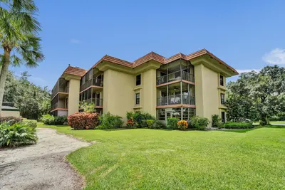 200 Jacaranda Country Club Drive 1b, Plantation – Condominium for rent