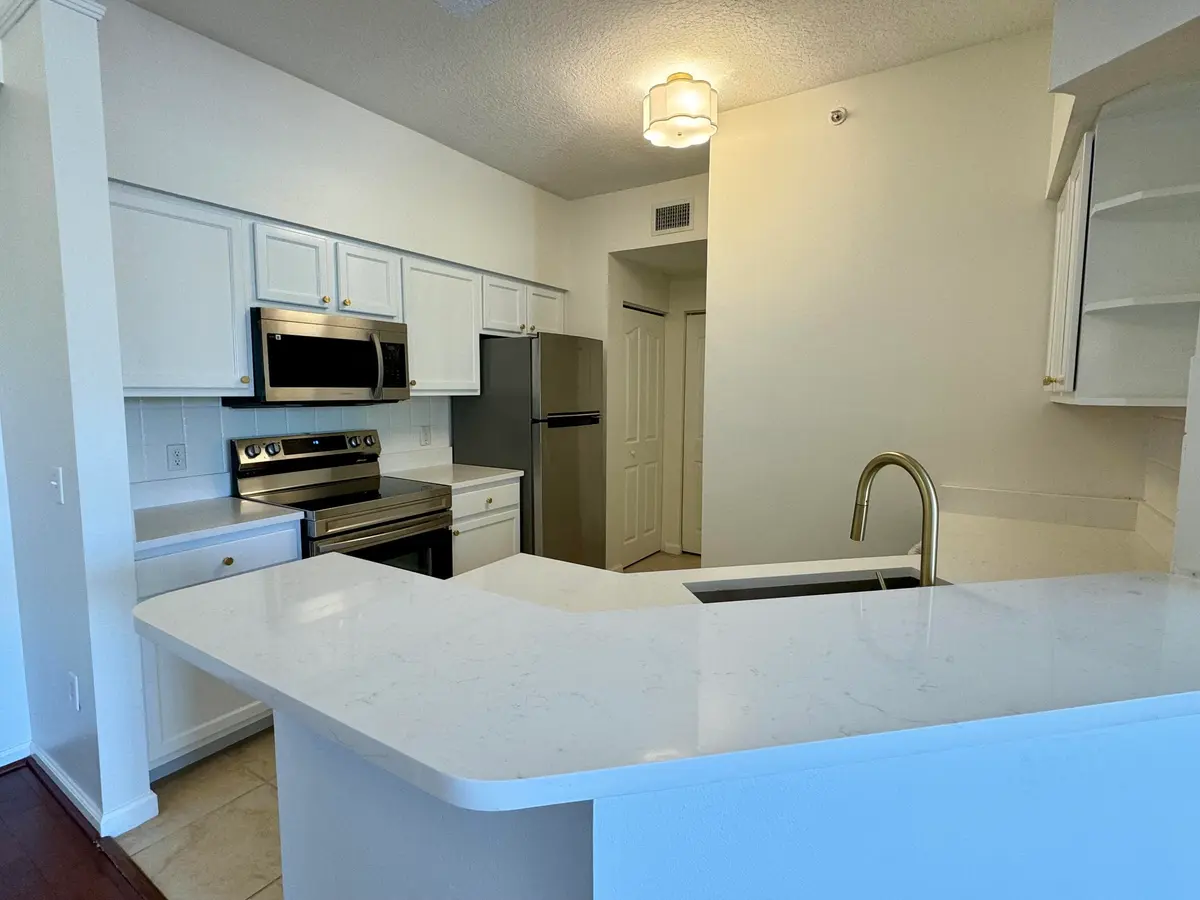06 - Renovated Kitchen at 5306 Myrtlewood Circle, Palm Beach Gardens