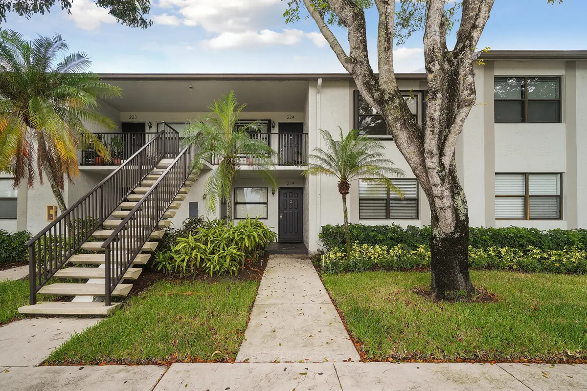 Entrance at 1284 S Military Trail 224, Deerfield Beach