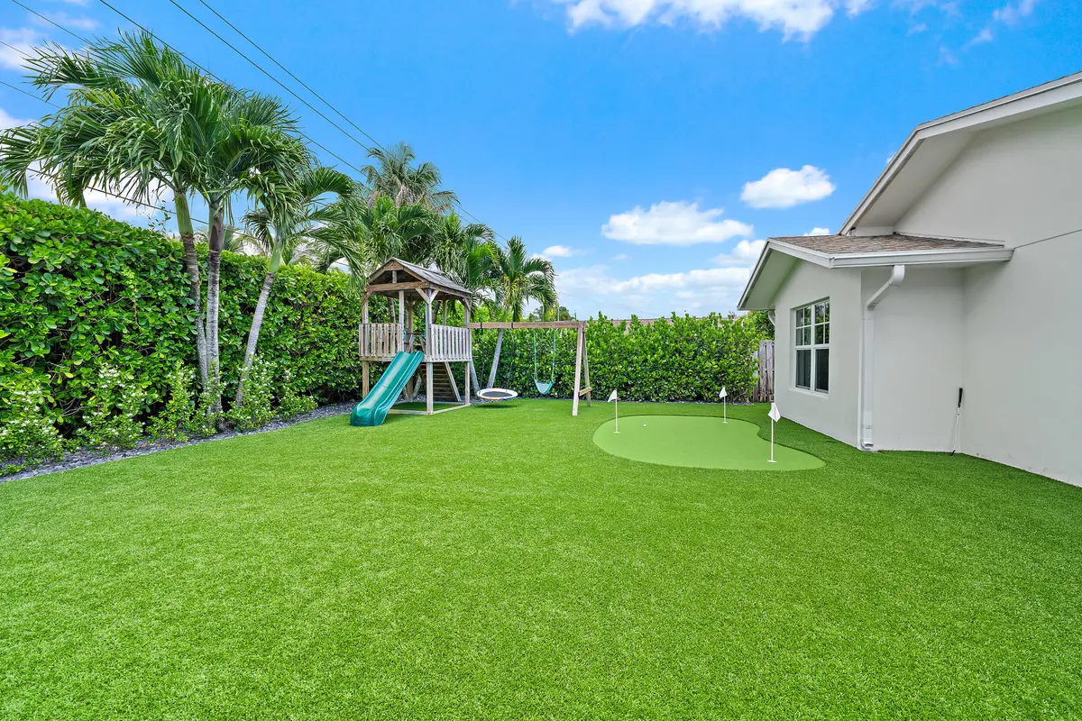 Yard at 215 Golfview Drive, Tequesta