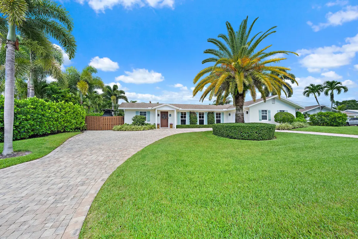 Front Exterior at 215 Golfview Drive, Tequesta