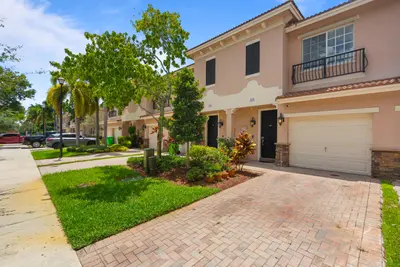 213 Las Brisas Circle, Sunrise – Townhouse for sale
