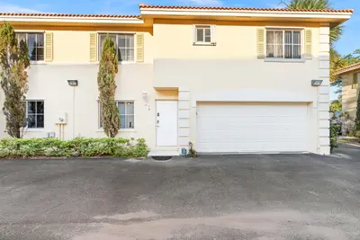 190 SE 2nd Street, Deerfield Beach – Townhouse for rent