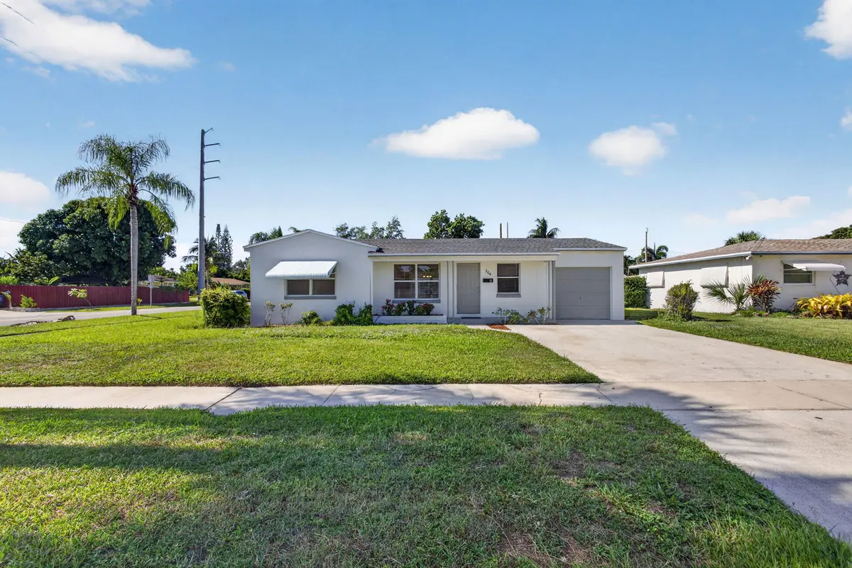 2-web-or-mls-5D1A3622 at 304 Cypress Drive, Lake Park