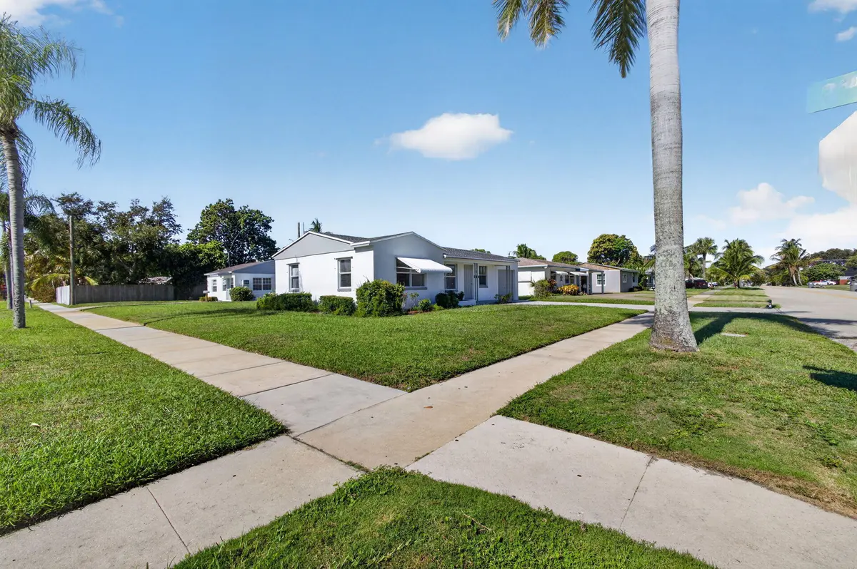 3-web-or-mls-5D1A3627 at 304 Cypress Drive, Lake Park