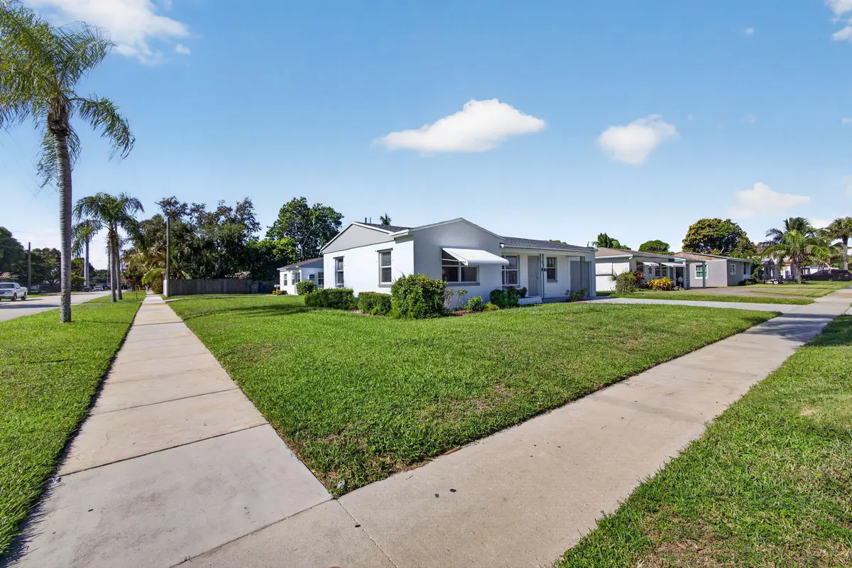 4-web-or-mls-5D1A3632 at 304 Cypress Drive, Lake Park