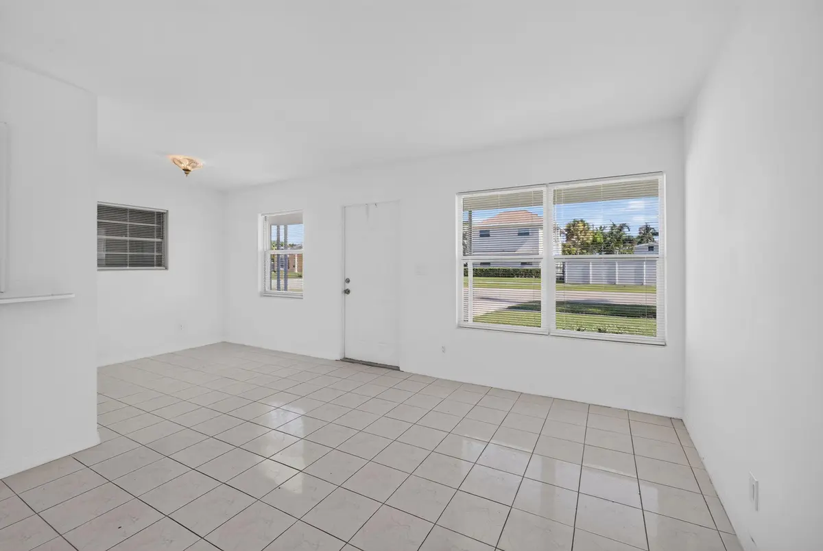 6-web-or-mls-5D1A3722 at 304 Cypress Drive, Lake Park