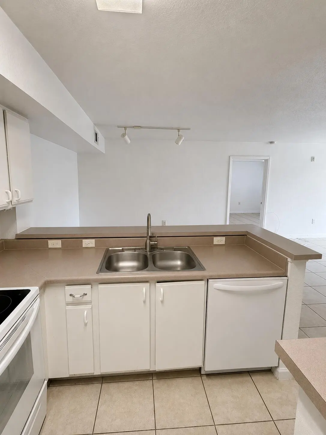 kitchen a at 121 SW PALM Drive 104, Port St. Lucie