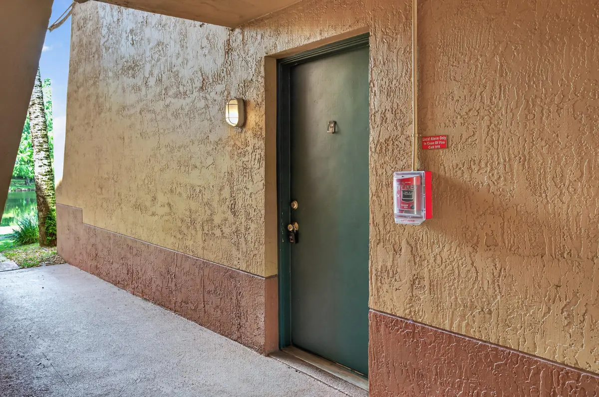 10717 apt 106-3 at 10717 E Cleary Boulevard 106, Plantation