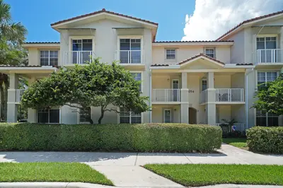 1054 University Boulevard 21, Jupiter – sold