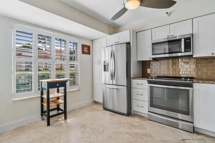 123 beautiful kitchen at 123 Yacht Club Way 102, Hypoluxo