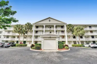 1719 WHITEHALL Drive 303, Davie – Condominium for sale