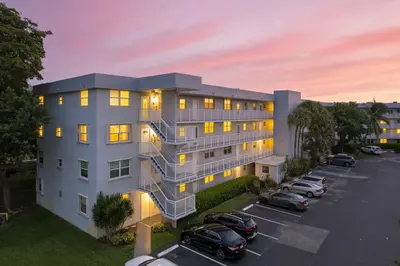 113 ROYAL PARK Drive 4A, Oakland Park – Condominium for sale