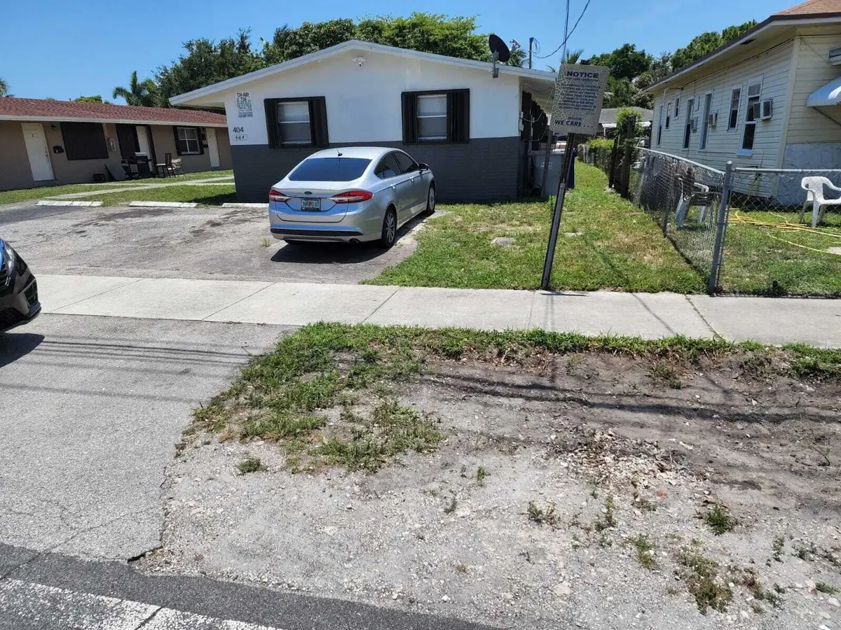 outisde far at 404 NE 4th Street 1, Pompano Beach