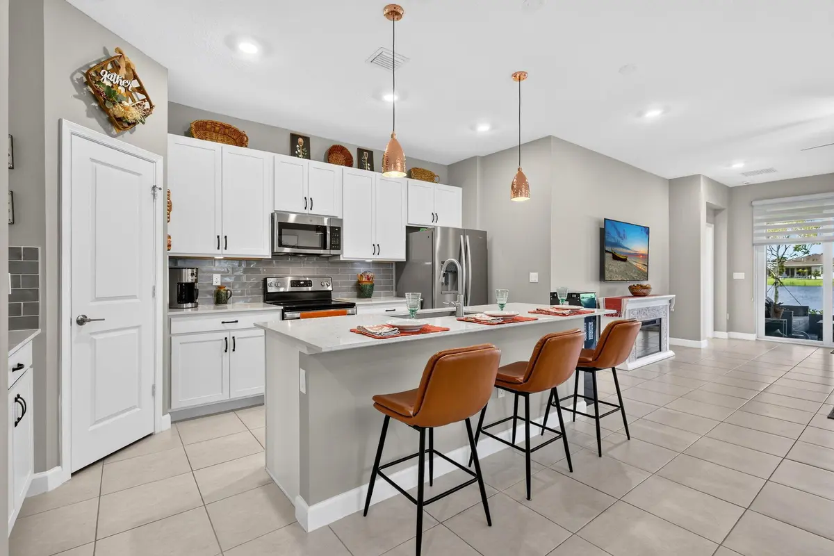 2048 kitchen with island full backspash at 2048 SE Crosswood Way, Port St. Lucie