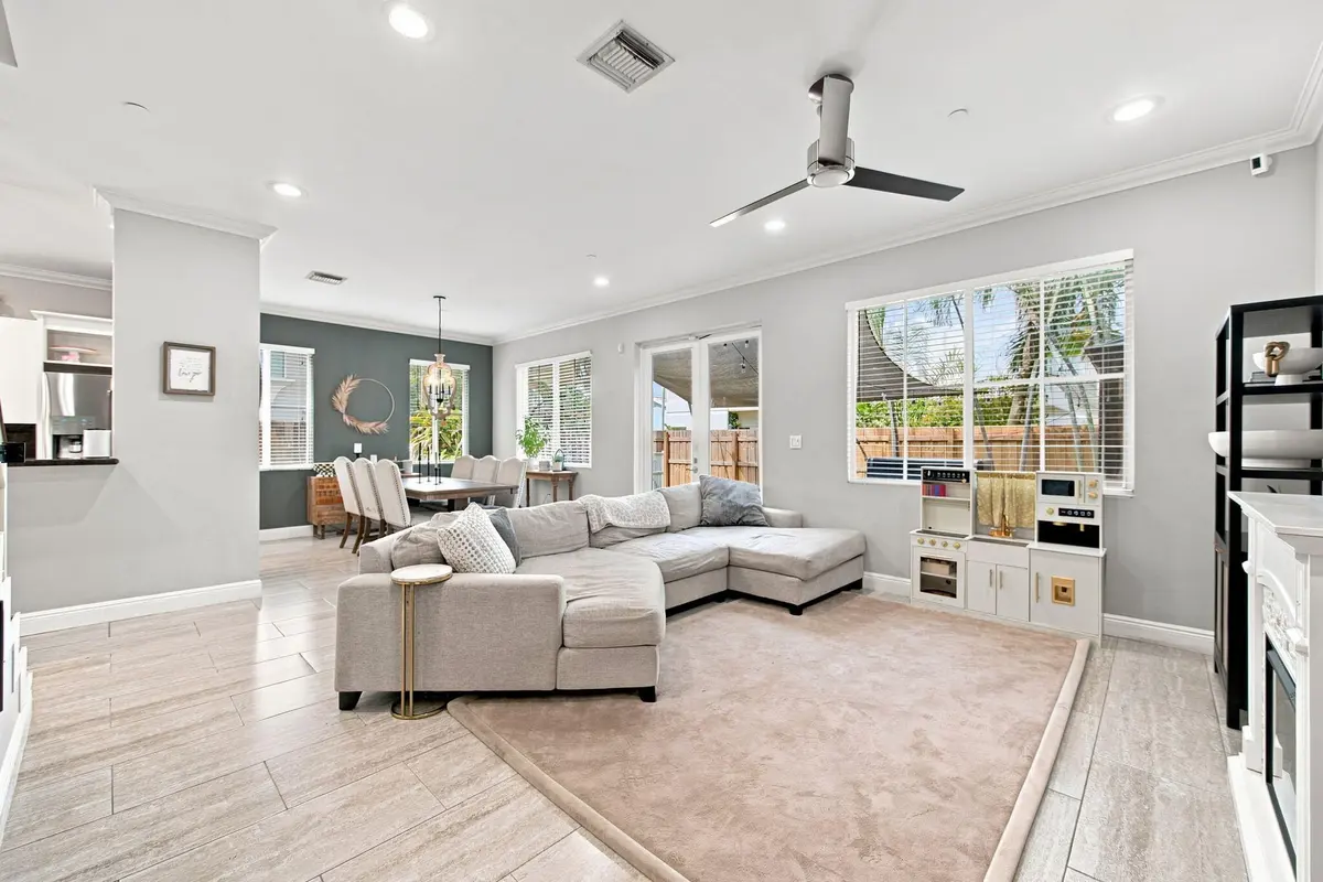 7-web-or-mls-633-ne-11th-ave-2 at 633 NE 11TH Avenue, Fort Lauderdale