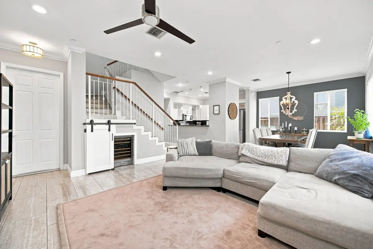 8-web-or-mls-633-ne-11th-ave-2 at 633 NE 11TH Avenue, Fort Lauderdale