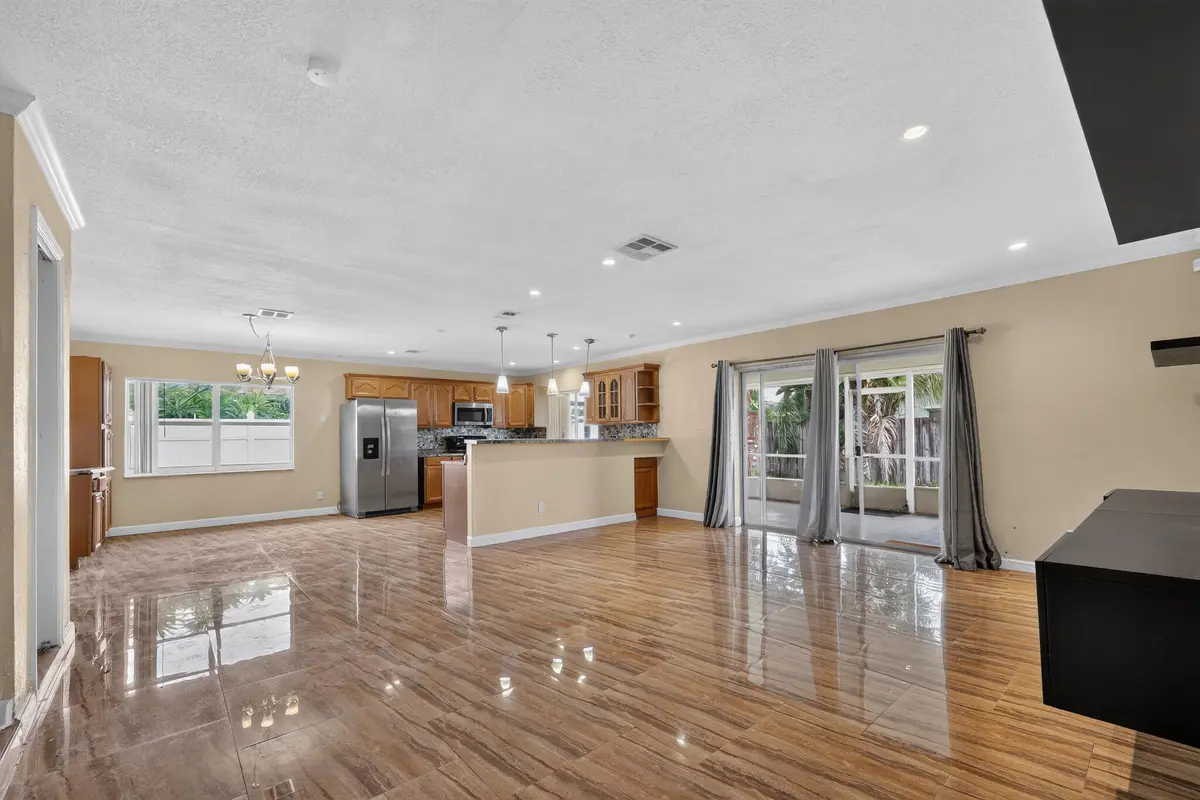 8208 NW 75TH Avenue, Tamarac, FL – photo 5