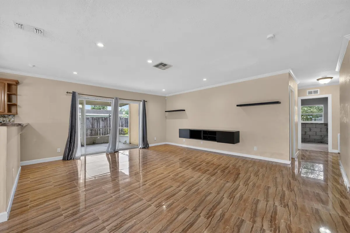 8208 NW 75TH Avenue, Tamarac, FL – photo 6