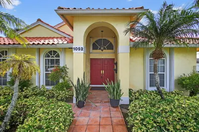 1052 W SHORE Drive, West Palm Beach – Single Family Residence for sale