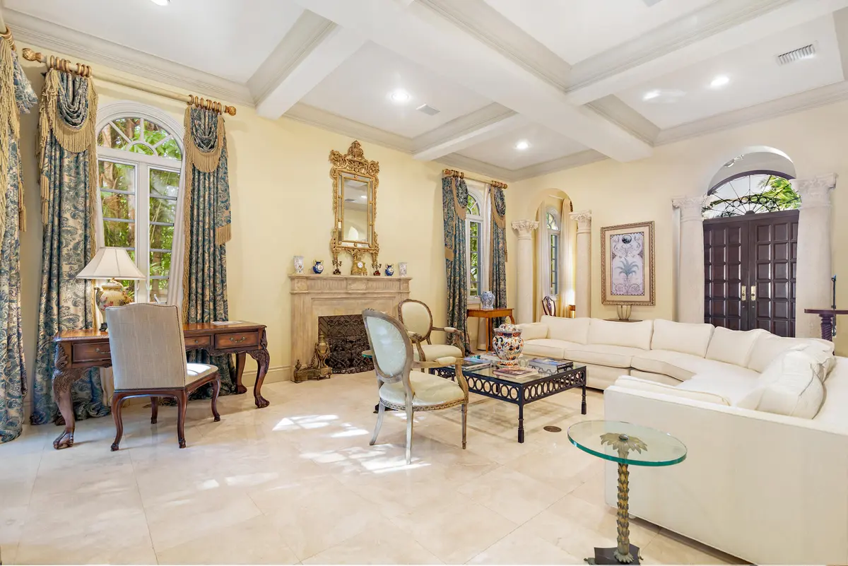 high-5 at 446 Brazilian Avenue, Palm Beach
