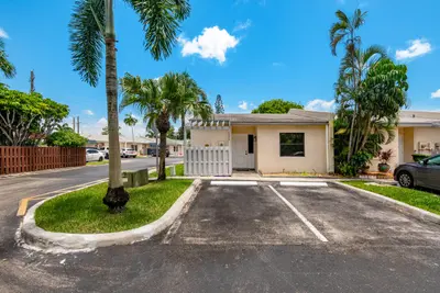 9279 NW 17TH Court, Pembroke Pines – Villa for rent