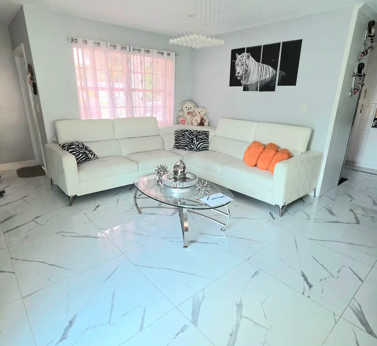 living area at 6521 HARDING Street, Hollywood
