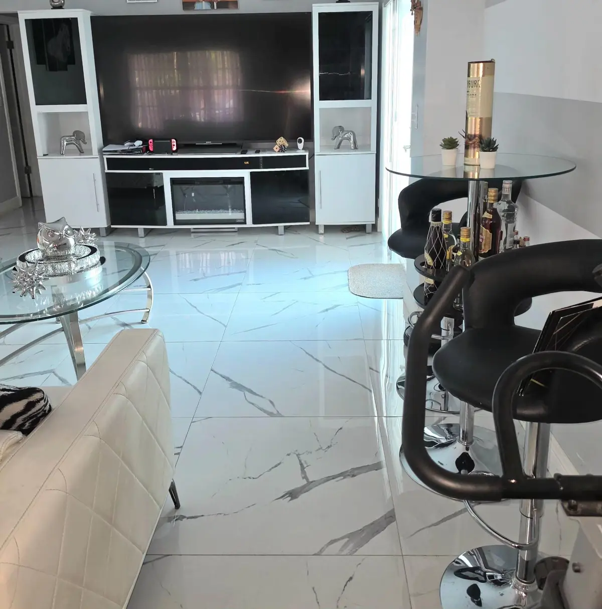 living room at 6521 HARDING Street, Hollywood