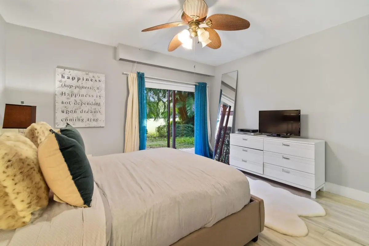 Bedroom at 13334 Polo Club Road 250, Wellington