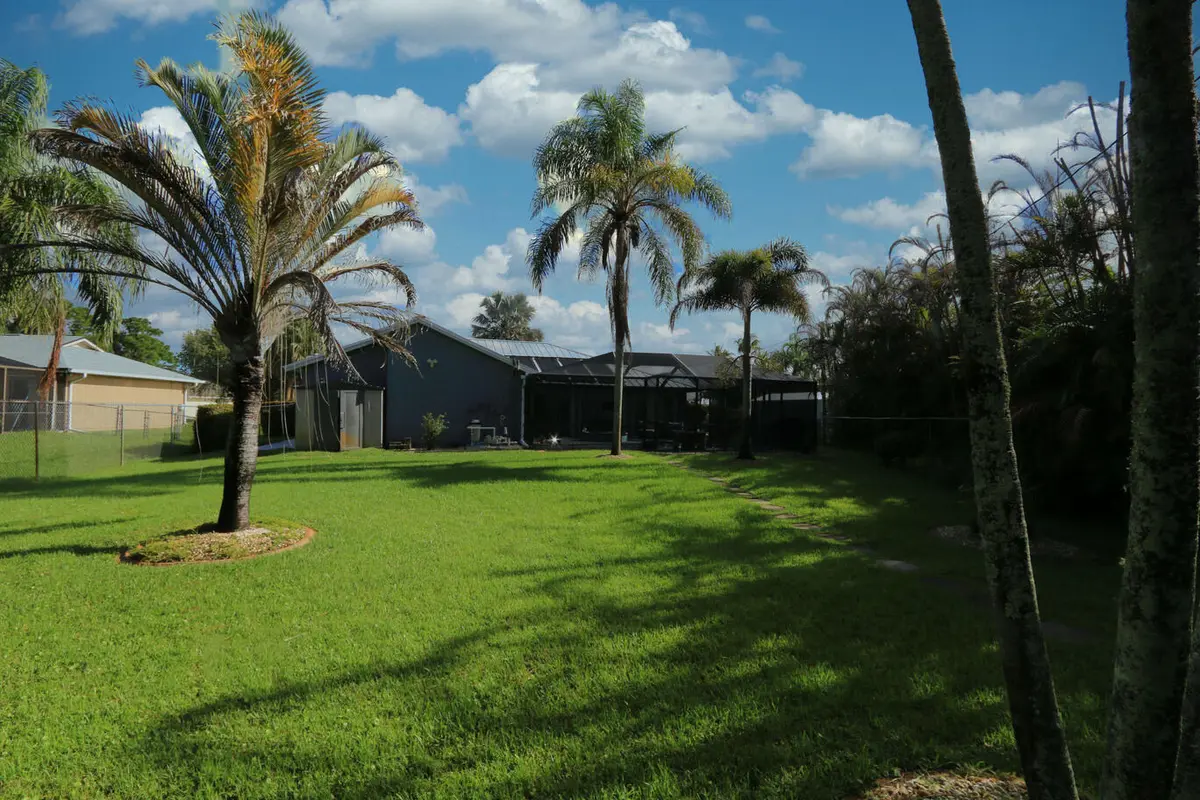 LUSH LANDSCAPE! at 549 SE CLIFF Road, Port St. Lucie