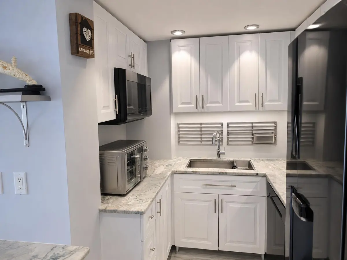 kitchen at 2800 N FLAGLER Drive 407, West Palm Beach