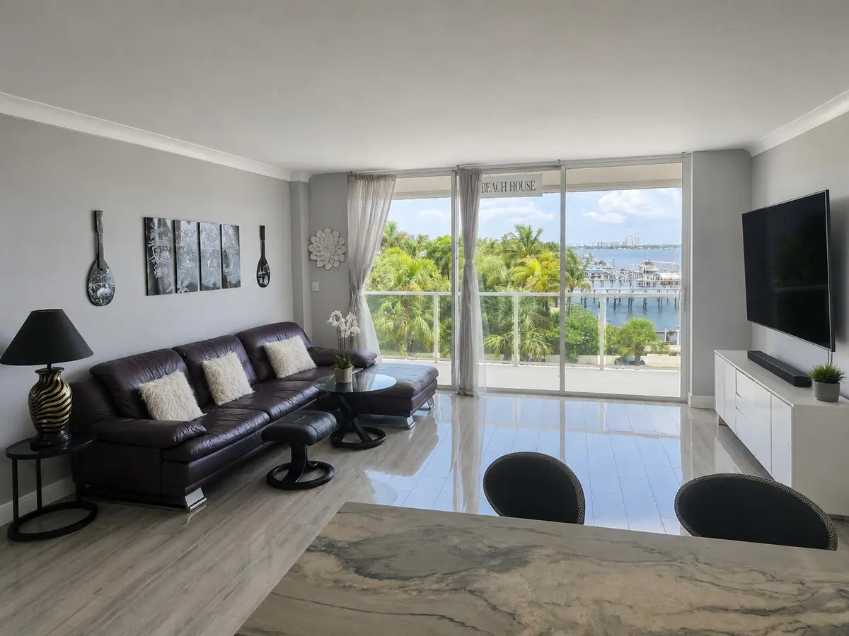 living room at 2800 N FLAGLER Drive 407, West Palm Beach