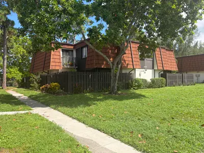 2200 White Pine Circle B, Greenacres – Condominium for sale