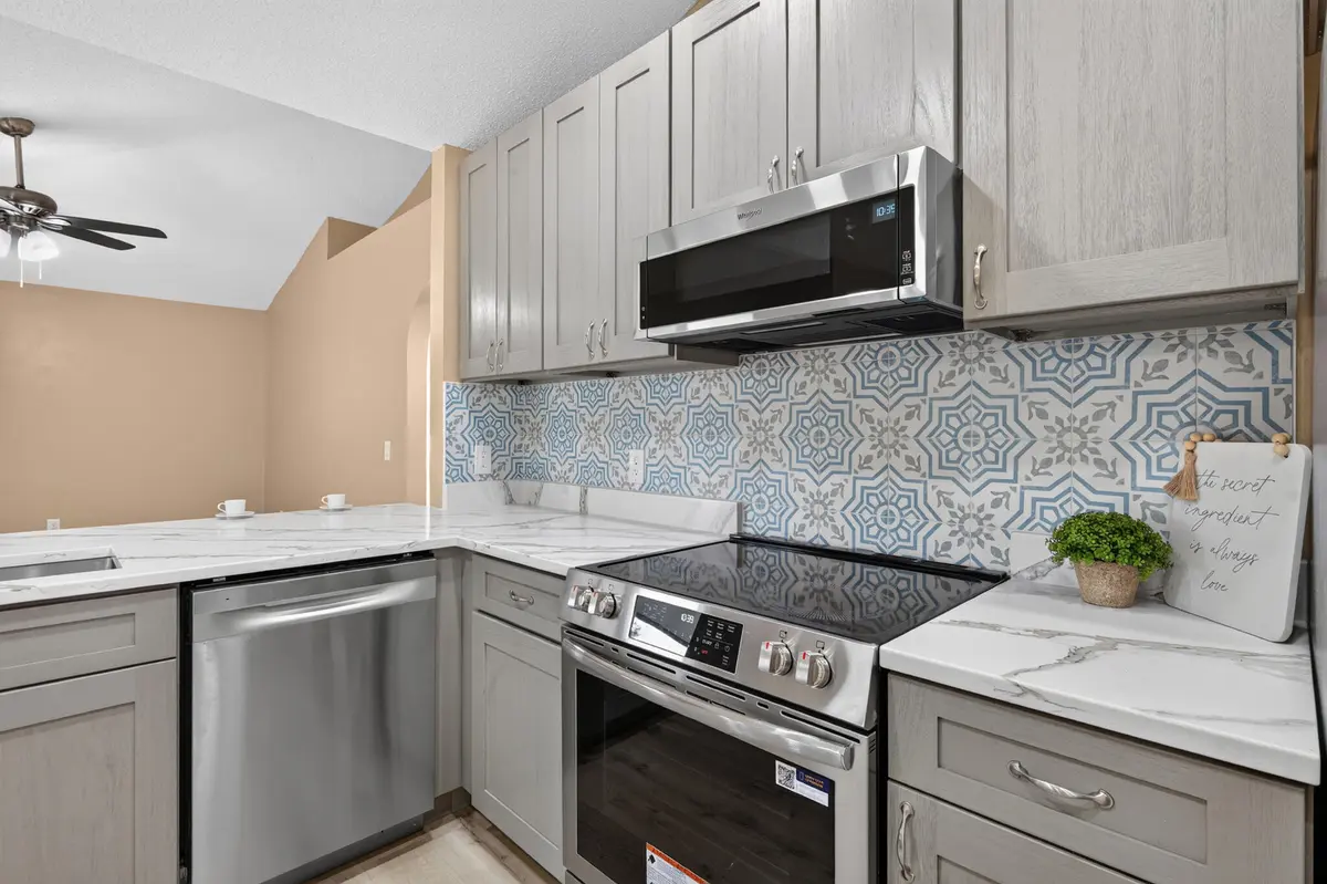 Frigidaire Gallery Convection Oven at 2062 SW JANETTE Avenue, Port St. Lucie