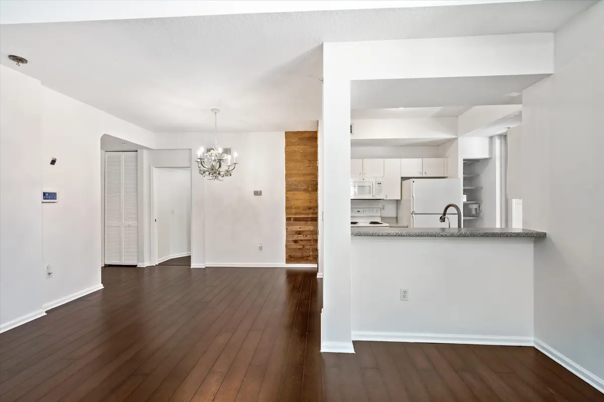 Dining at 4822 Chancellor Drive 23, Jupiter