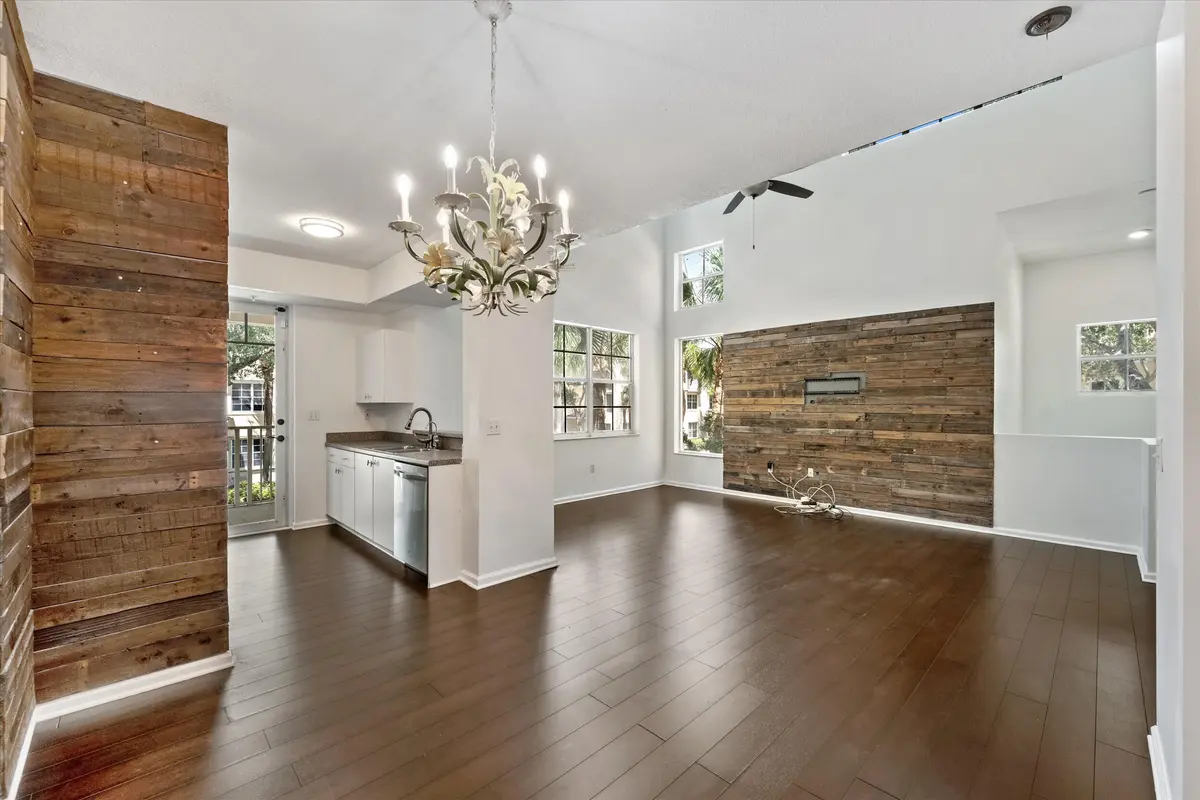 Dining at 4822 Chancellor Drive 23, Jupiter