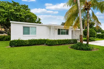 2516 Lorraine Court, North Palm Beach – Single Family Residence for sale