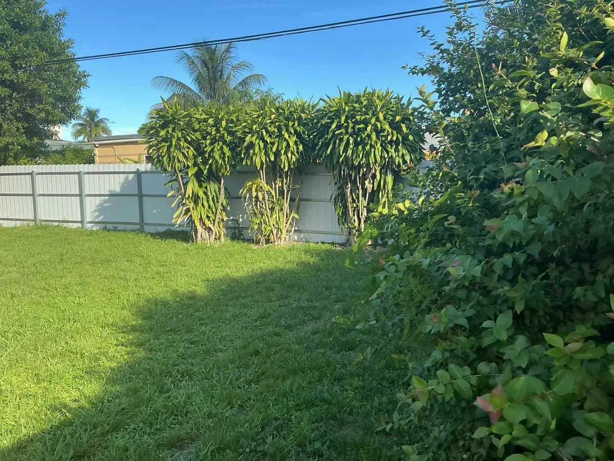 Yard at 110 NW 193RD Street, Miami Gardens