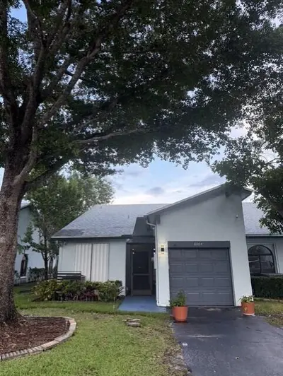 8204 NW 100th Lane, Tamarac – Villa for sale