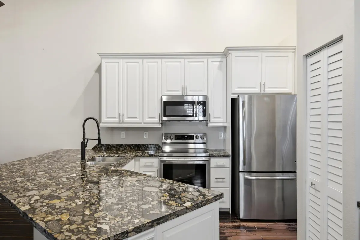 42" Cabinets at 10725 PELICAN Drive, Wellington