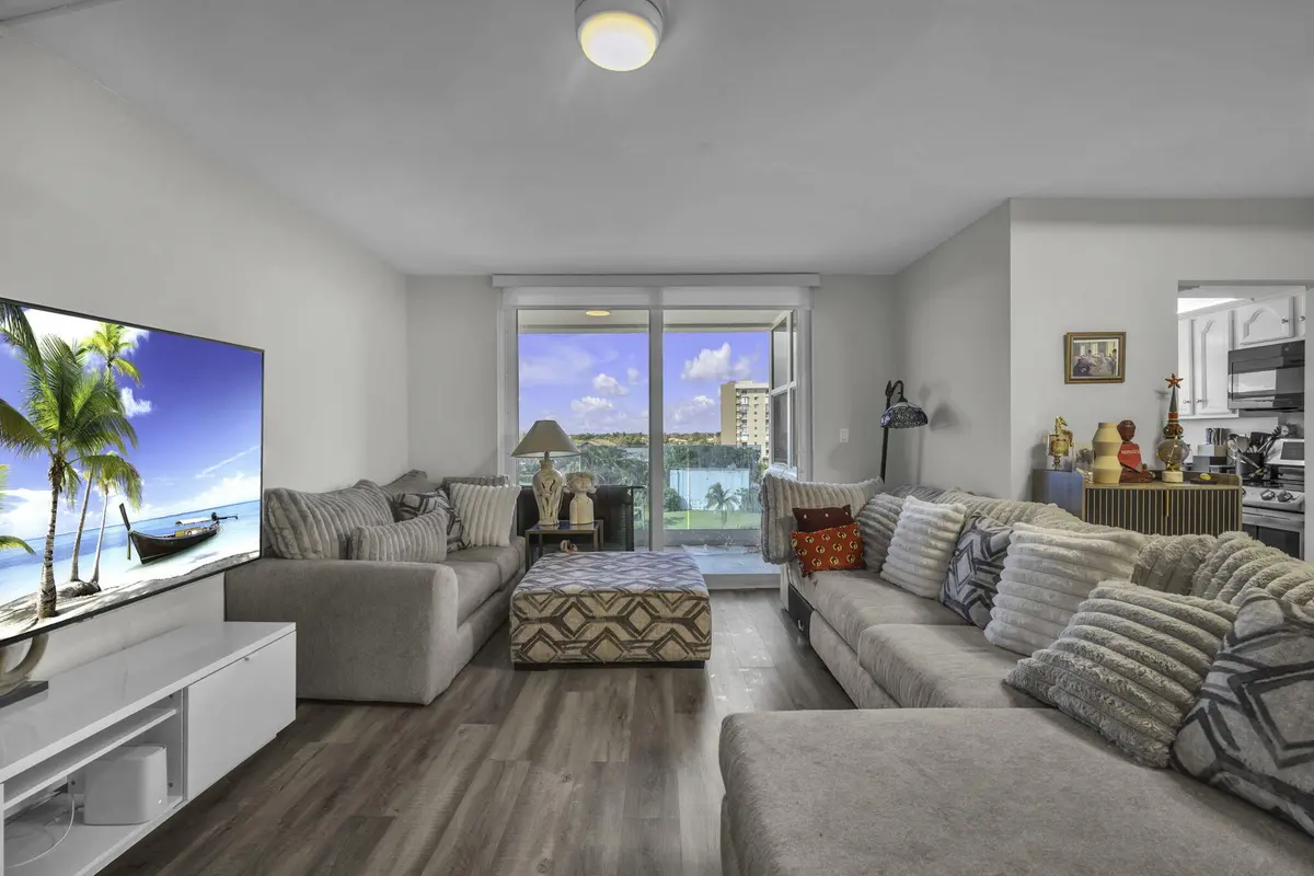 9-web-or-mls-DSC08943 at 2639 N RIVERSIDE Drive 505, Pompano Beach