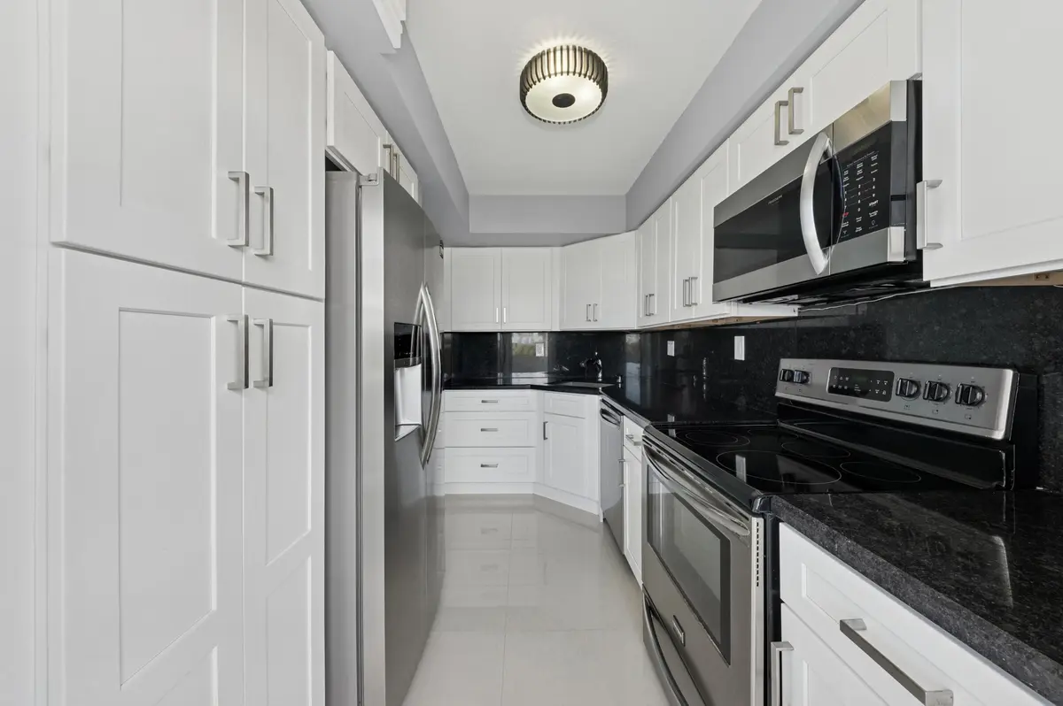 520 kitchen at 333 NE 21ST Avenue 520, Deerfield Beach